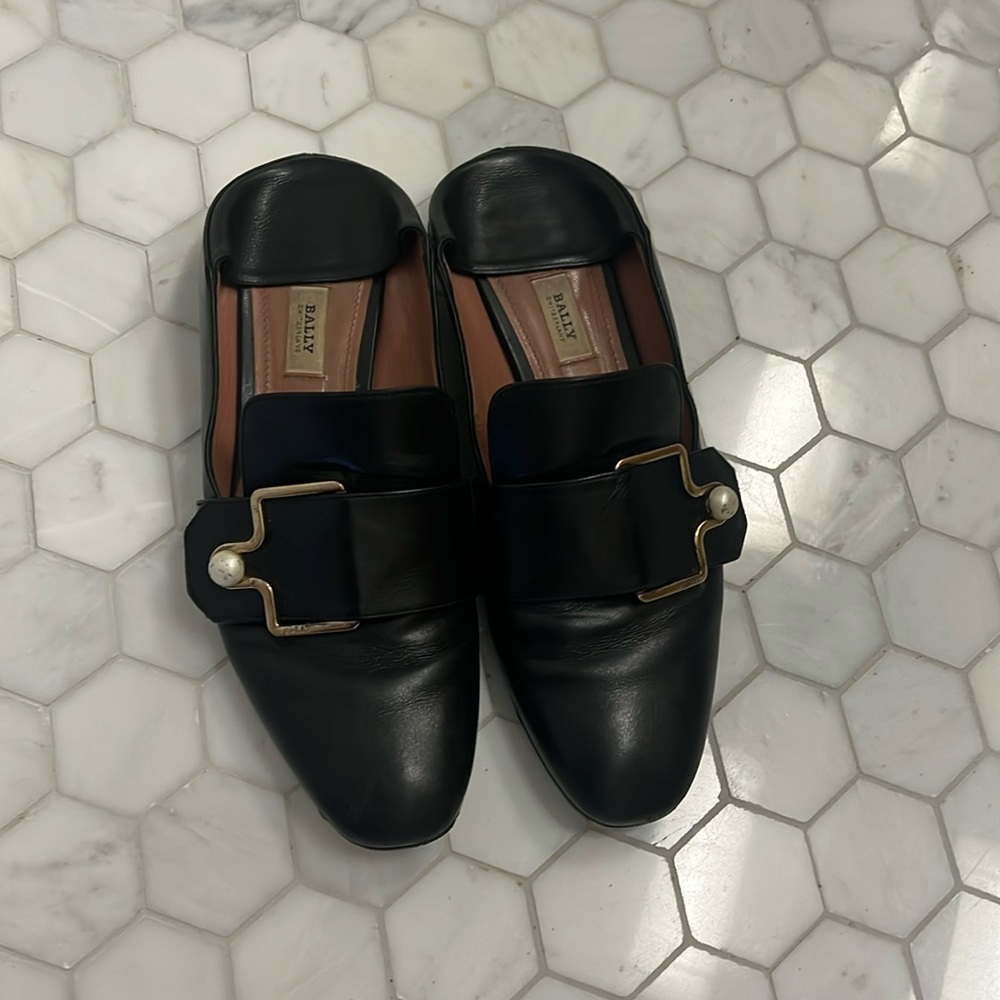 Bally classic buckled loafer in very good condition